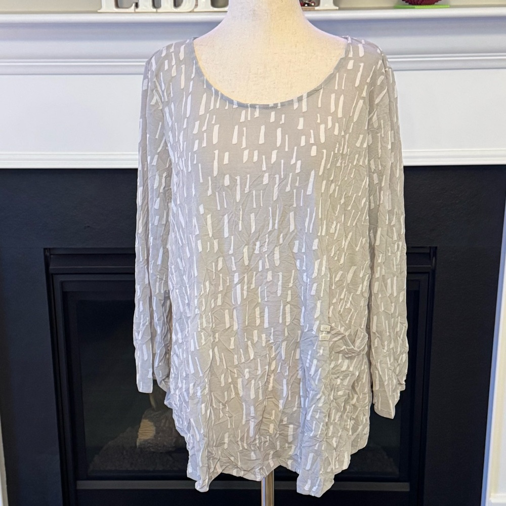 Chalet et Ceci Textured Crinkle Tunic Top | Gray Abstract Print | Size Large